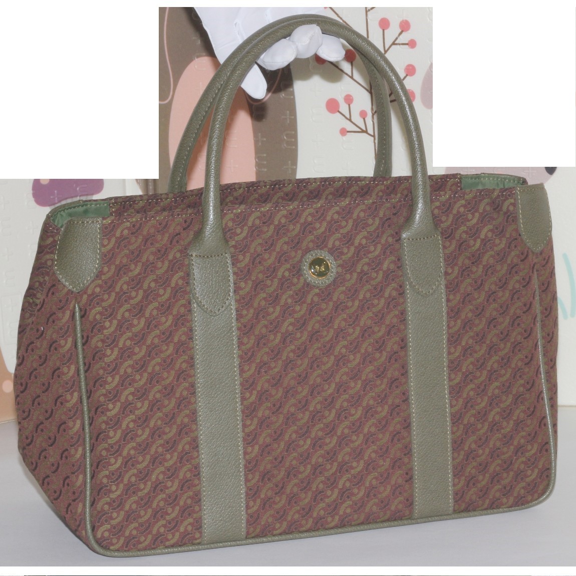 【中古】本物ほぼ新品MICHEL KLEINミッシェルクランの女性用ロゴマークが全体に施されているカーキ色革素材のトートバッグ　サイズW33H21D14cm　〇C20-120-6｜質カラーズ