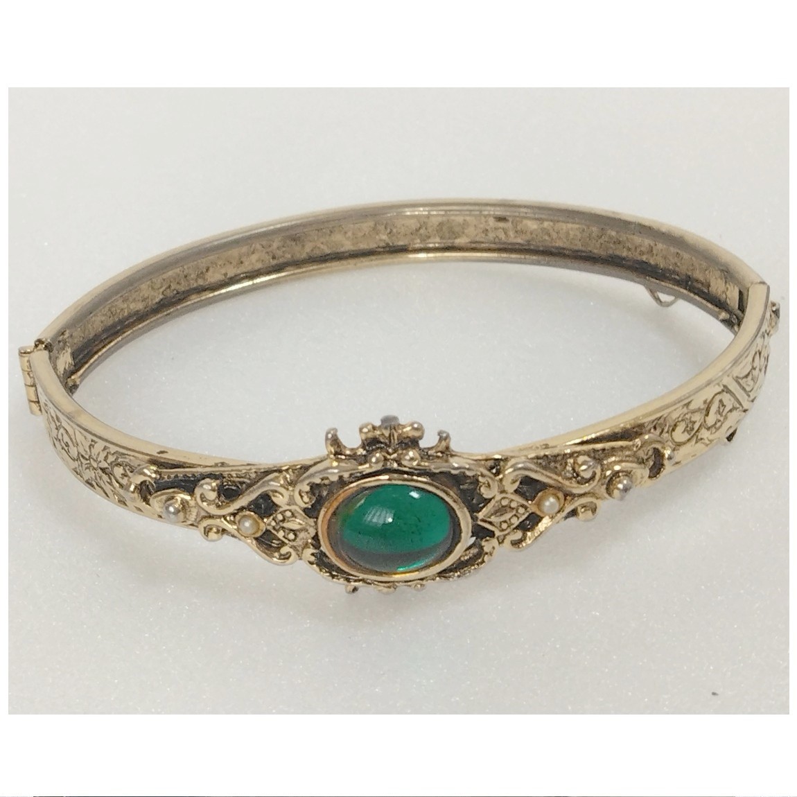 【中古】本物好いたらしいアンティークな営造の金管楽器色に緑であることの石が施されている人並み外れたバングル 重さ13,5g 〇B-148 KA-19