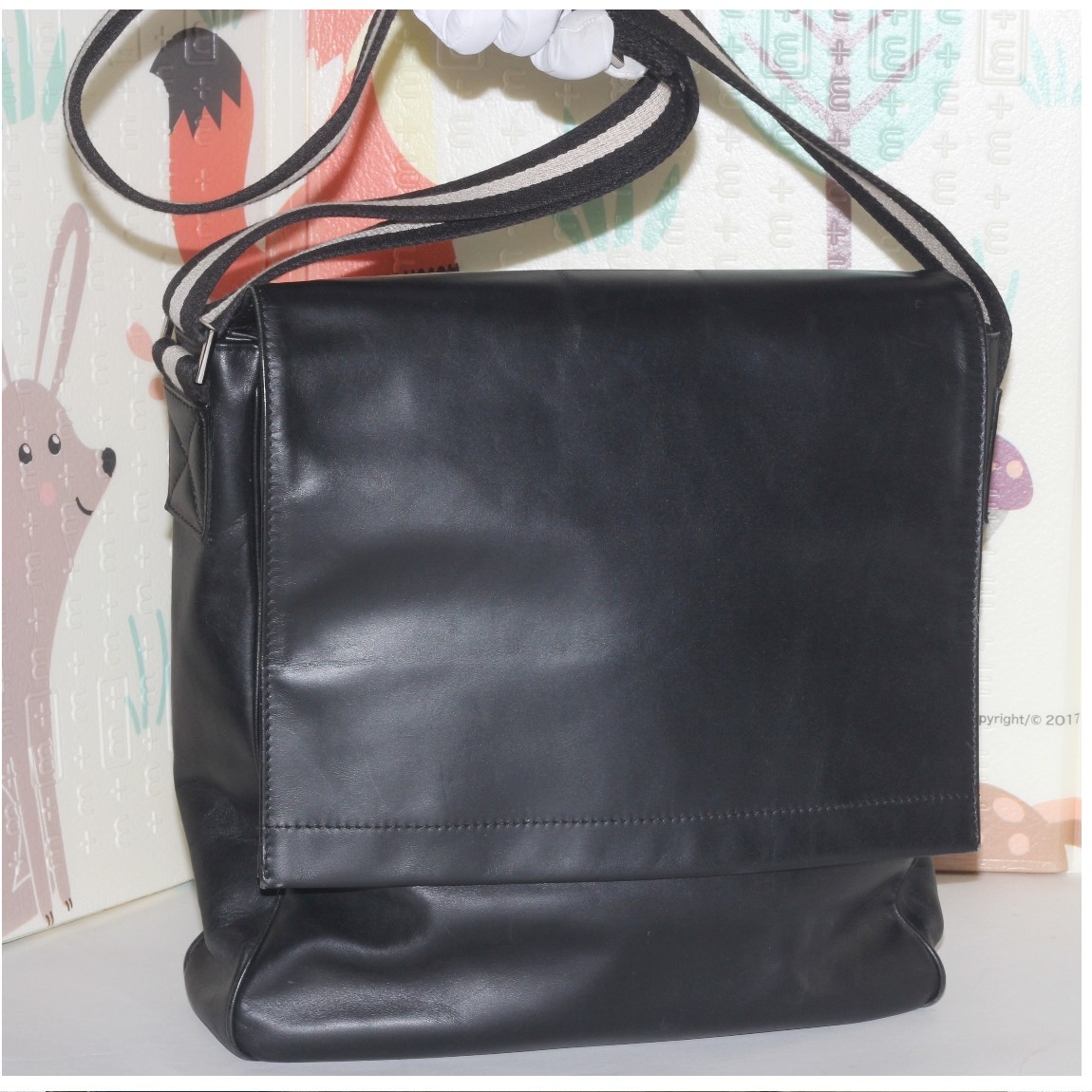 【中古】本物抜群に綺麗BALLYバリーの男女兼用の黒い丈夫な革素材の斜め掛け可能なショルダーバッグ　サイズW32H29D10cm　北-13｜質カラーズ
