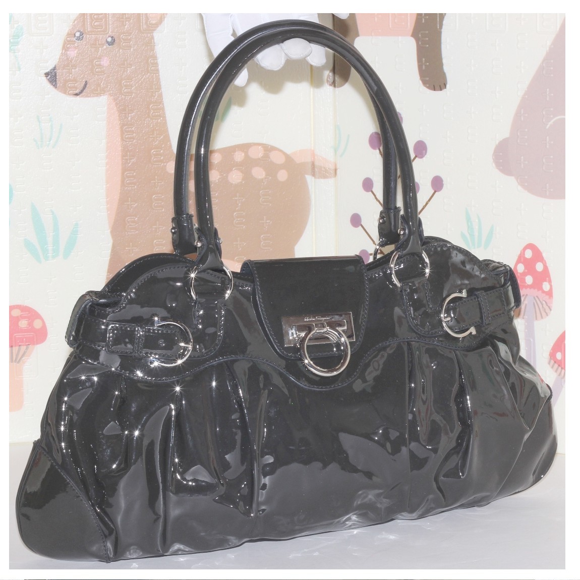 【中古】本物綺麗フェラガモの女性用のダークグレー色エナメル素材のビンテージのトートバッグ　サイズW40H26D4cm　〇C9-627｜質カラーズ 29,304円