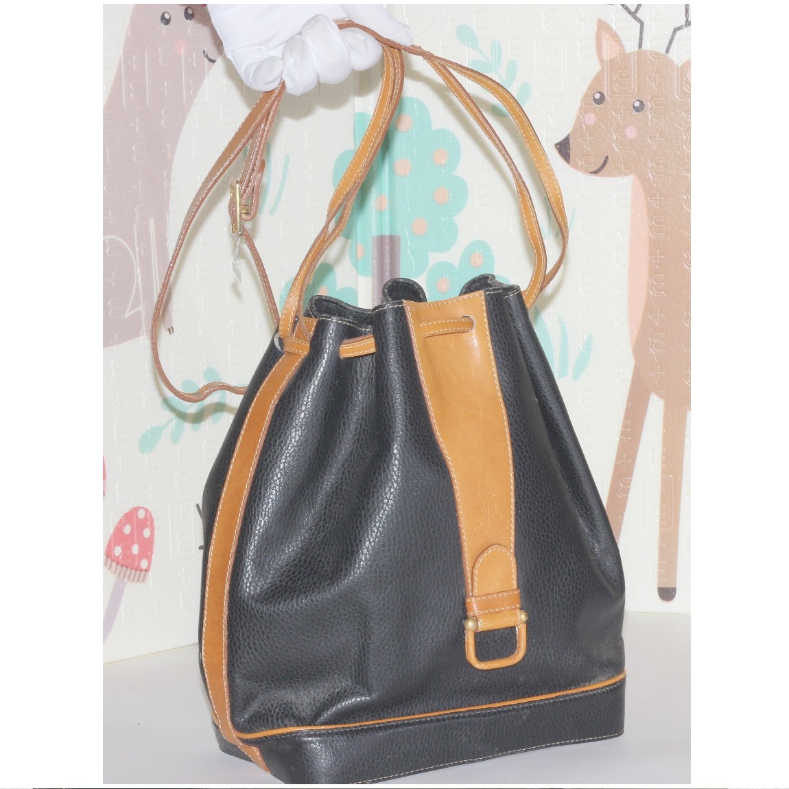 【中古】本物可クレージュの成人女性用の真っ黒いボコボコした質感の革原材料に駱駝色革を施してある合切袋式ショルダーバッグ 大きさW29H28D14糎 〇C-763