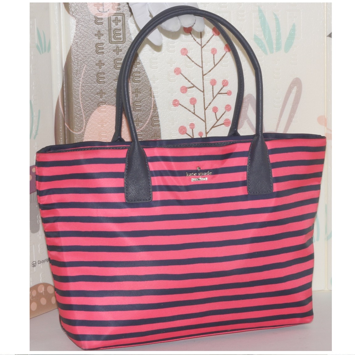 【中古】本物美品kate spade new yorkケイトスペードニューヨークの女性用の赤x黒ボーダー色ナイロンキャンバス素材のトートバッグ　サイズW41H24D11,5cm　〇C18-34-2｜質カラーズ
