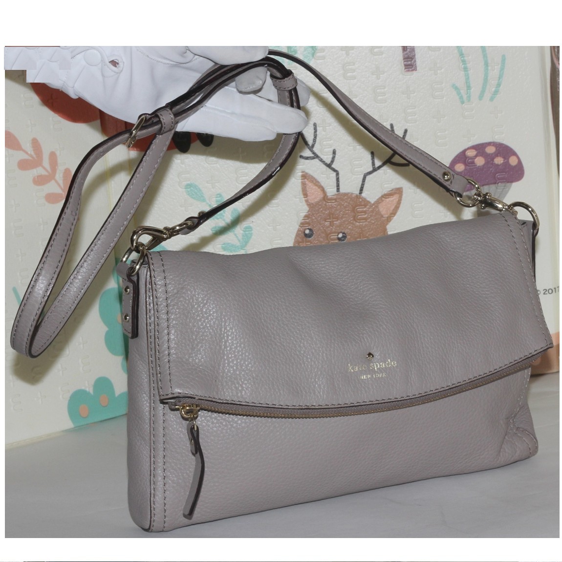 【中古】本物新品未使用kate spade new yorkケイトスぺードニューヨークの女性用の綺麗なグレー色ボコボコした質感の革素材の斜め掛け可能なショルダーバッグ サイズW31H20D4cm 〇C20-181-1 X-79 2B3|質カラーズ