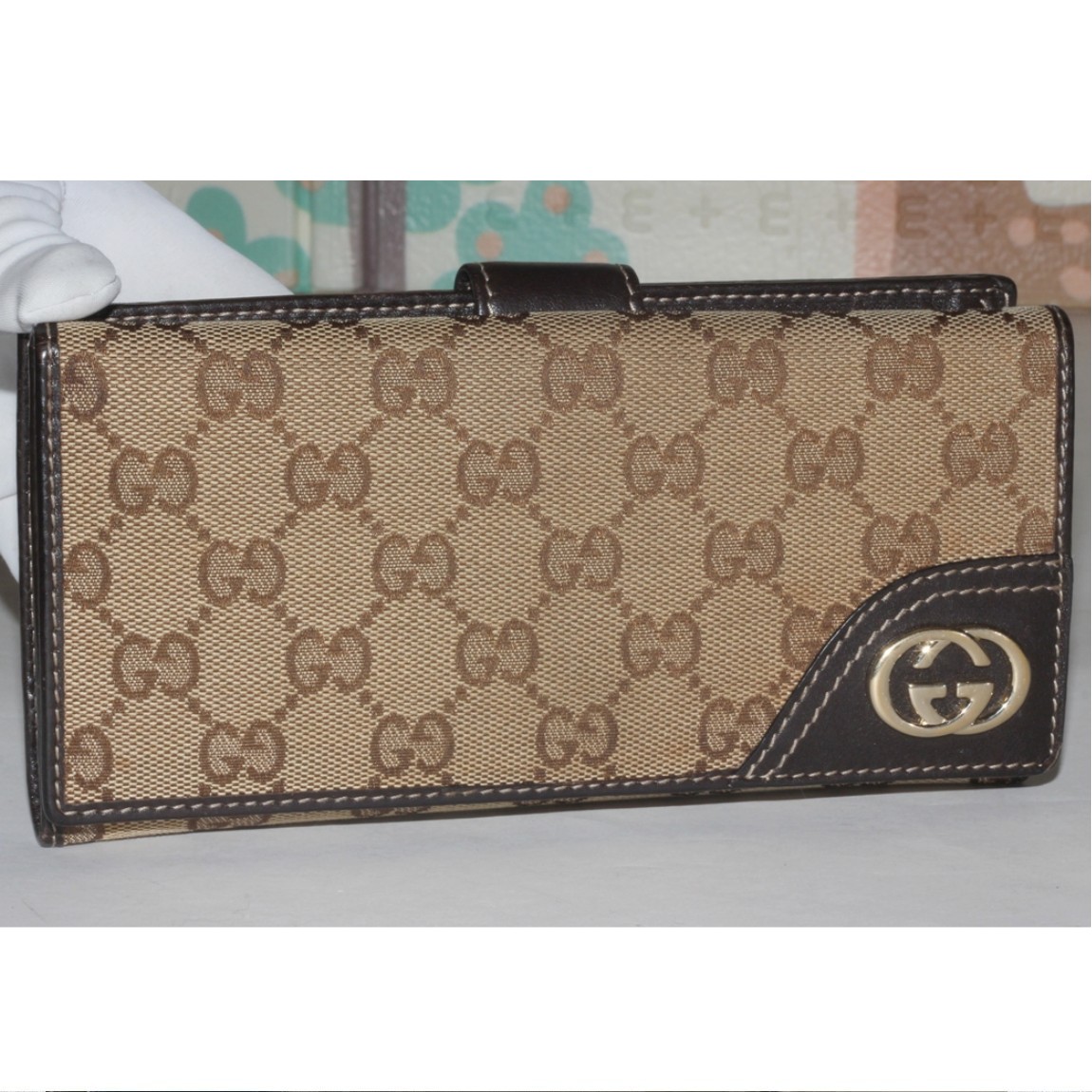 【中古】本物美品グッチの女性用の金色GG柄メタル素材のトップのついた茶色GG柄キャンバス素材の長財布　サイズW19H10D2,5cm　〇C20-186-1　KA-21　2G3｜質カラーズ