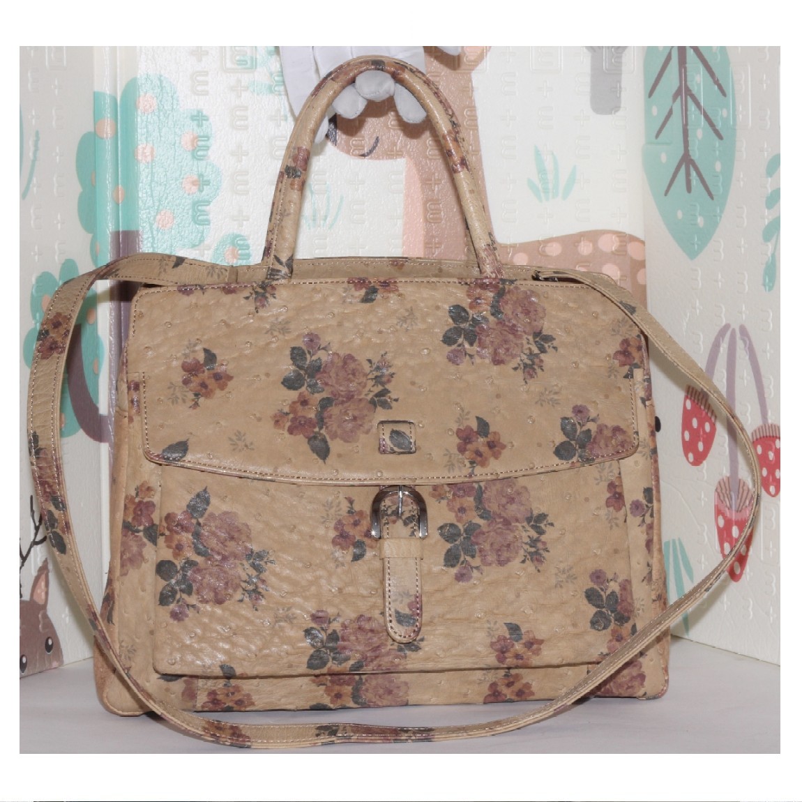 【中古】本物綺麗高級感漂う濃いベージュ色のオーストリッチ素材に花柄模様が施されている取り外し可能なショルダーストラップのついたハンドバッグ サイズW33H24D8cm 〇C17-135 保管場所2-16|質カラーズ