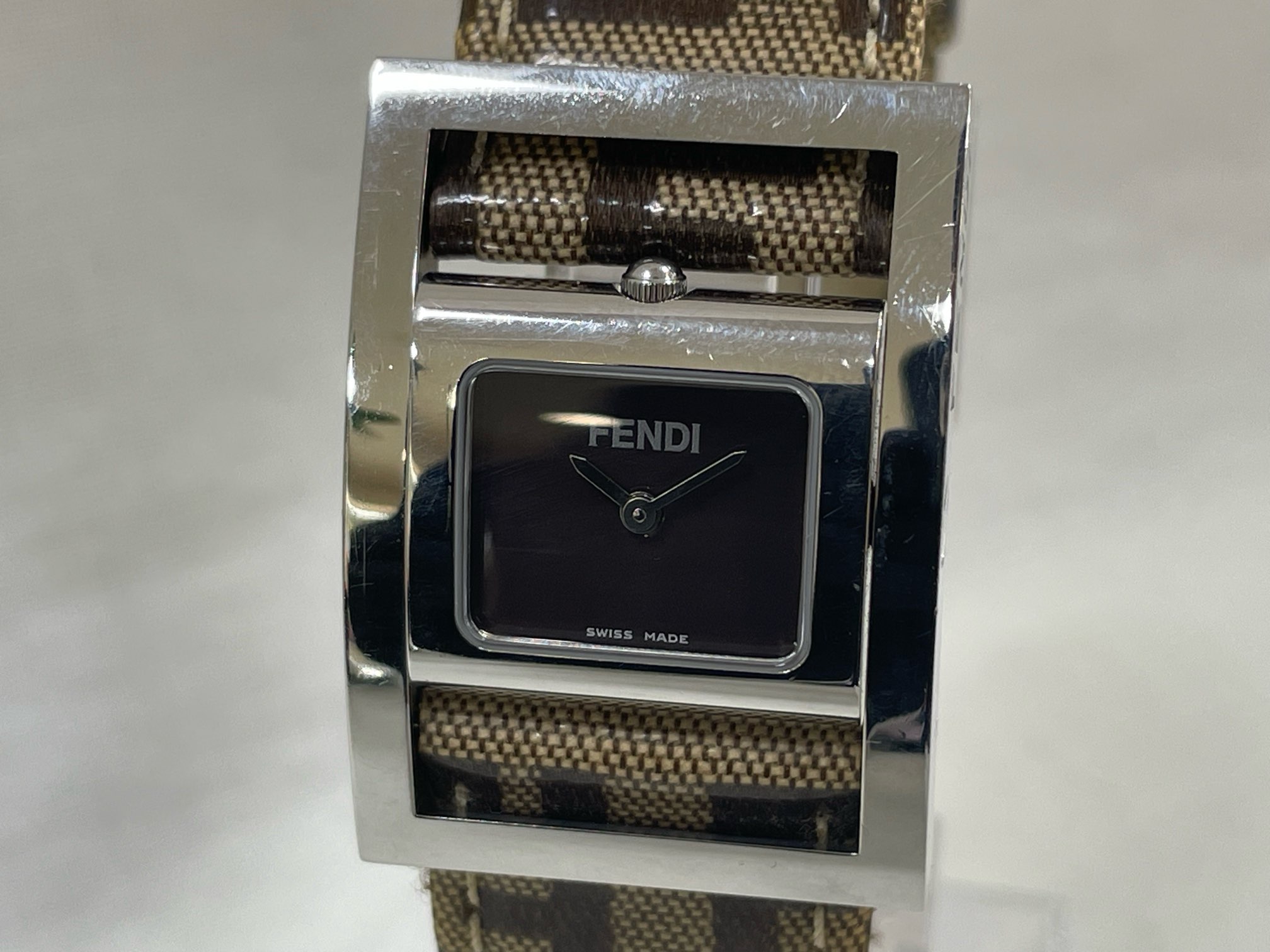 FENDI フェンディ ブラック文字盤 レディース クォーツ 腕時計 410L 楽天市場】【ウォッチ】FENDI フェンディ ブラック文字盤 GP 革