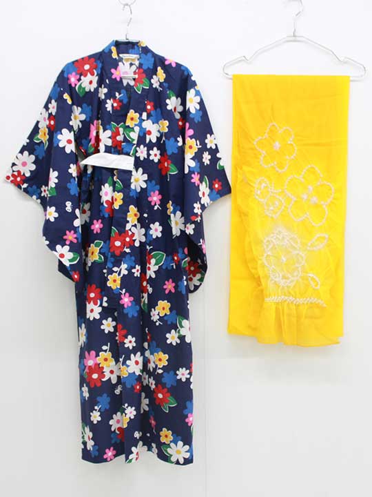 ファミリア 浴衣×帯書き割り 110珊 キッズ お嬢さん 紺×マルチ色つや＆黄味がかった【中古】【新入荷!】▽