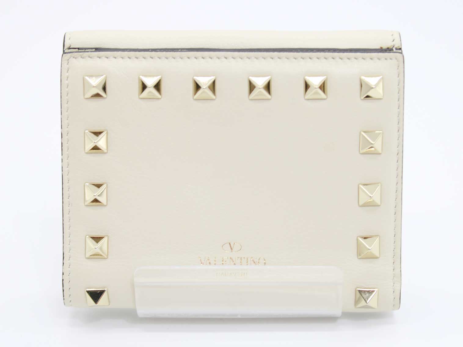 【SALE】『VALENTINO GARAVANI/ヴァレンティノガラヴァーニ』2つ折りロックスタッズカーフスキンスモールウォレット/2つ折り財布/シンプル/かわいい/他小物 ホワイト&times;ゴールド/白&times;金色 レディース 【中古】 春夏秋冬 hat etc 701052｜セカンズ＆キッズセカンズ