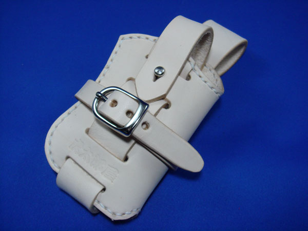 サドルレザー製　吊下げ型携帯ホルダー　手縫い　ハンドメイド　手縫い　スマホ　ケース　革製品　サドルレザー　プレゼント　ギフト　送料無料