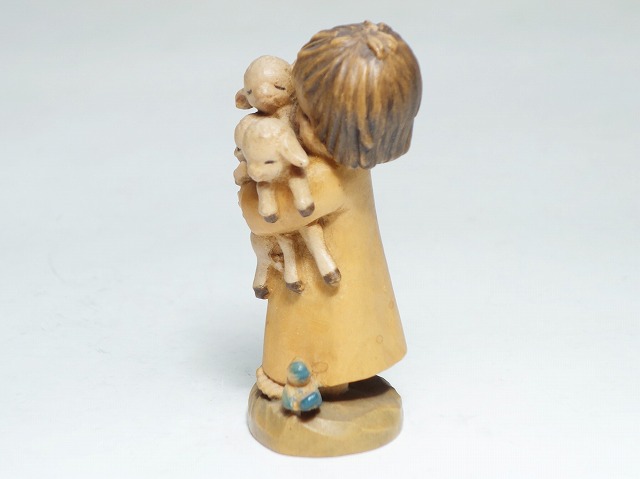 【楽天市場】アンリ ANRI 木彫り人形 女の子 羊 Spring arrivals ホアン・フェランディス【中古】：くらしのくら楽天市場店