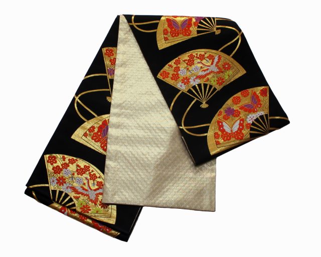 正絹七歳用袋帯 J0311-07 貨物輸送無料 少々難あり 黒地の祝賀会帯 七才用御嬢さんの帯 日本製 お仕立てもの（かがり）無料 七五三用の帯