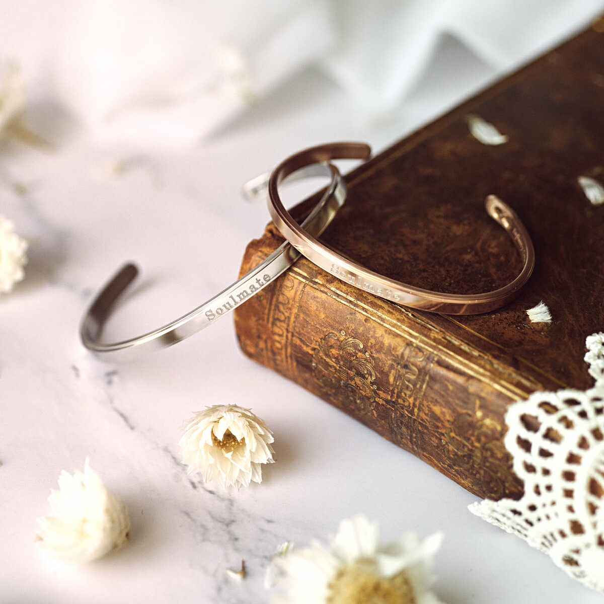 お歳暮 お好きな言葉を彫刻します フリーワード ステンレスペアバングル フリーワード ネーム 記念日彫刻 Klb045 長方形パッケージ Conpact Lauss Pairbracelet 数量限定 特売 Bigspringdra Com