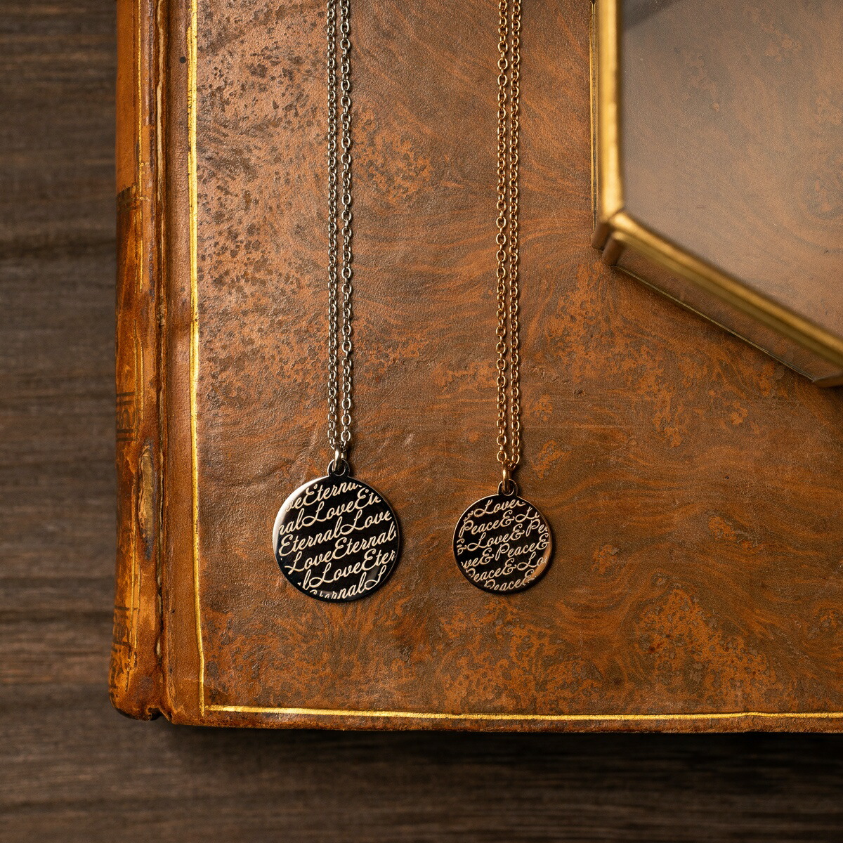 流麗な筆記体風のデザイン コインタイプのペアネックレス opp00077 PairNecklace|LAUSS