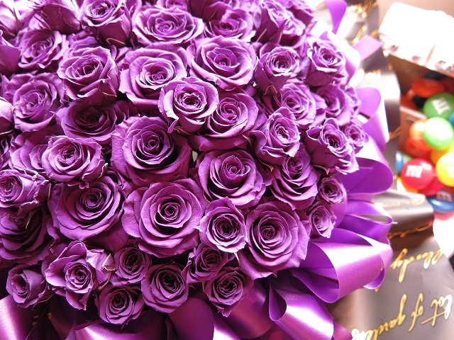 喜寿お祝い 77歳 お祝い 枯れないプリザーブドフラワー 紫バラ 花束風