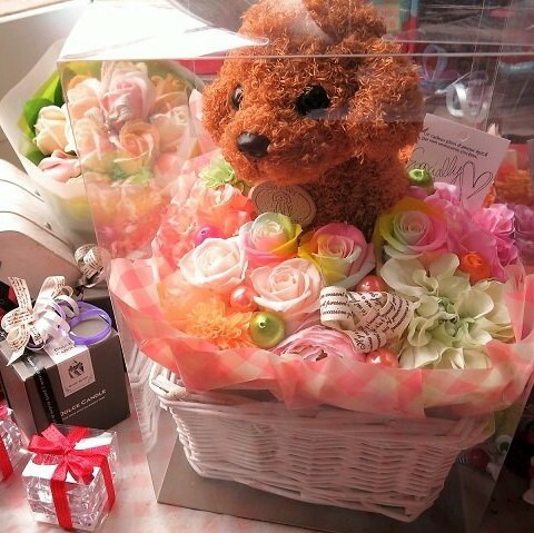 翌日配送 プードル ぬいぐるみ入り レインボーローズ ケース付き ギフト プリザーブドフラワー入り 花束風