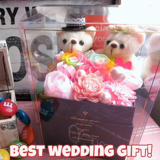 【結婚祝い プレゼント 友人 友達 】ウェデイングベアー入り 花束風 ギフト レインボーローズ　プリザーブドフラワー入り ケース付き