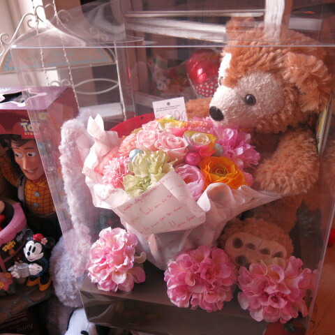 ダッフィー ぬいぐるみ 花 ダッフィーがお花を抱えた サプライズ ダッフィー レインボーローズ プリザーブドフラワー入り ケース付き 大切なあの人を笑顔にしちゃう魔法のフラワーギフト クリスマスプレゼント プロポーズ　おすすめ｜フラワーガーデンリーブス