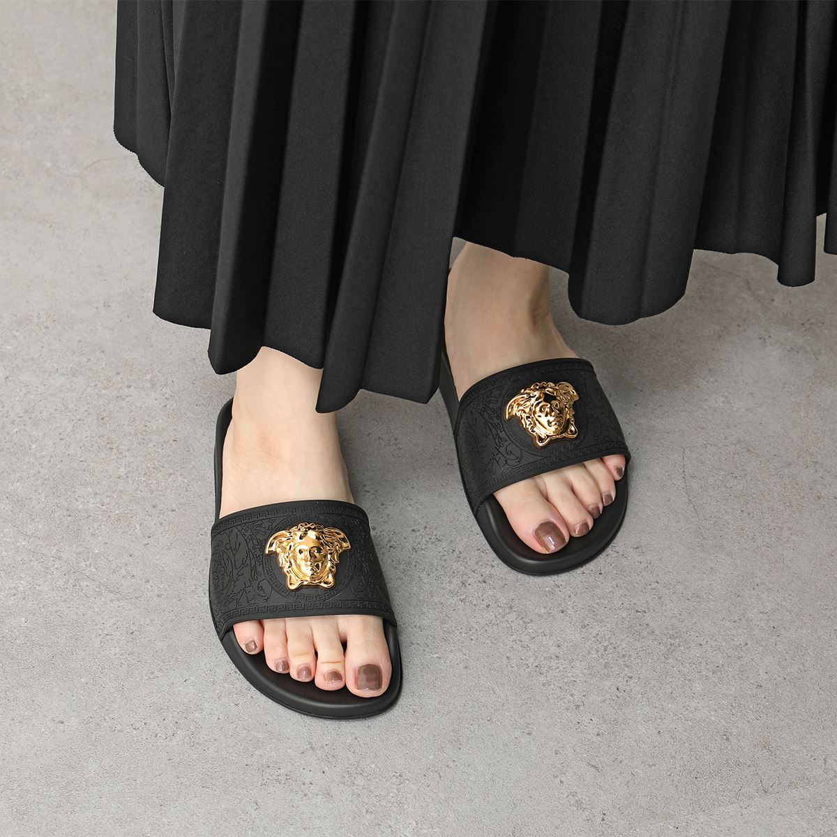 Versace ヴェルサーチ Dsr262cn Dgom8 Pool Slide Gomma メドゥーサ パラッツォ プール スライドサンダル シャワーサンダル スポーツ スポサン 靴 Kvo41 Nero Oro レディース Cp Sandal Butlerchimneys Com