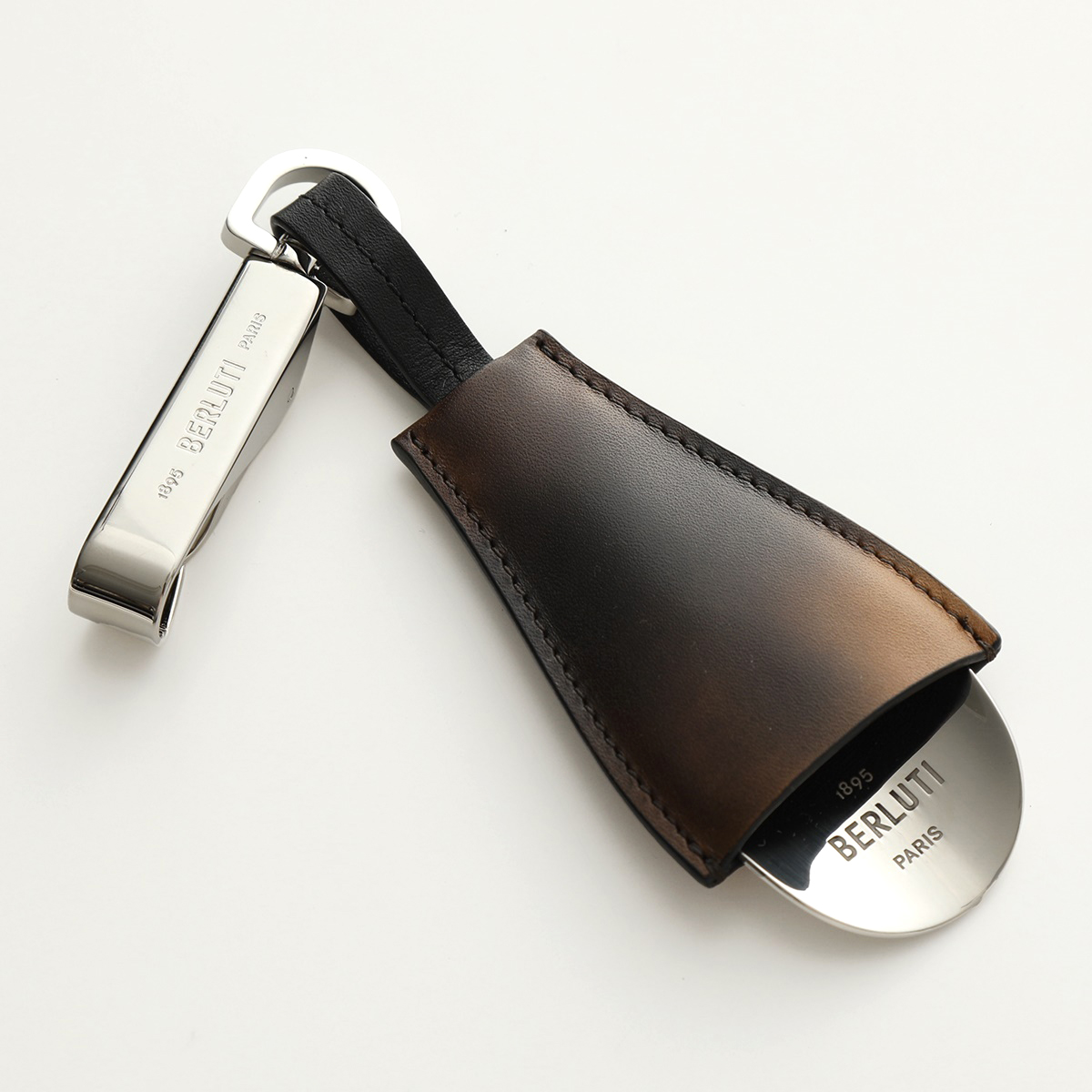 Berluti ベルルッティ シューホーン メンズ X Cloudy Brown 靴ベラ ヴェネチア カーフレザー エンボス加工 カラビナ付き ロゴ Lojascarrossel Com Br