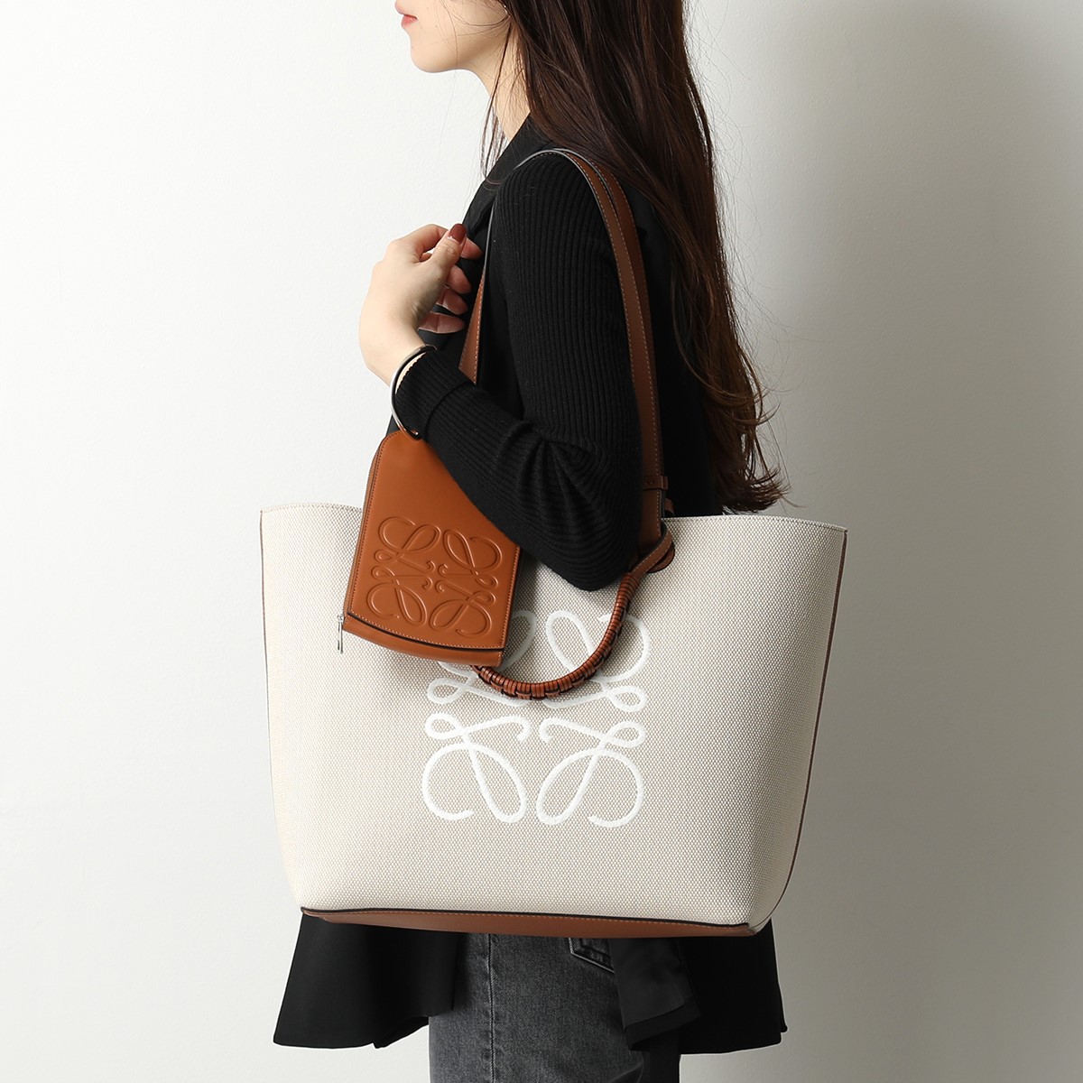 楽天市場 Loewe ロエベ ショルダーバッグ レディース C500r47x01 2530 Tan ブランド マルチファンクショナル ケース レザー ネックポーチ マイクロバッグ 鞄 インポートセレクト Musee 楽天市場 Loewe ロエベ ショルダーバッグ レディース C500r47x01 2530 Tan ブランド マルチファンクショナル ケース レザー ネックポーチ マイクロバッグ 鞄 インポートセレクト Musee