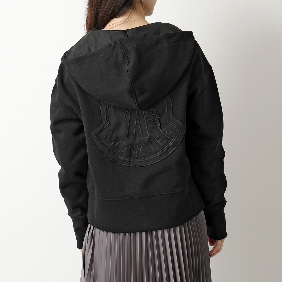大決算セール MONCLER モンクレール パーカー MAGLIA 8G73100 V8144 レディース スウェット ジップアップ フーディー  アイコンパッチ ショート丈 999