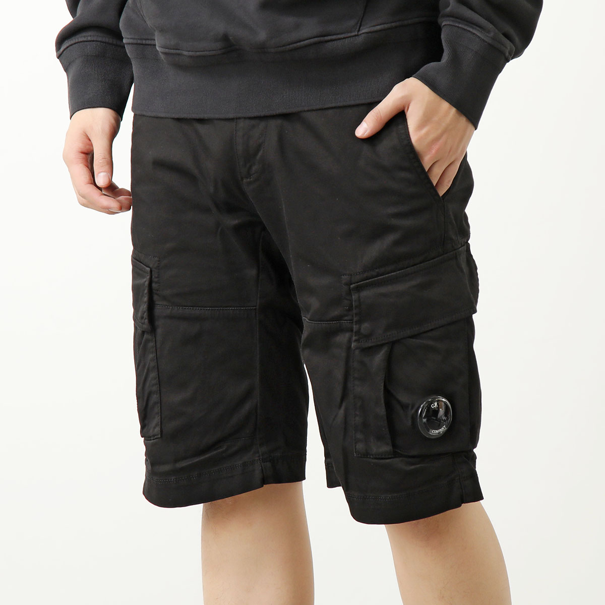 C.P.COMPANY シーピーカンパニー ハーフパンツ SATIN STRETCH RSCMBE746A 005694G メンズ ショートパンツ カーゴパンツ 999