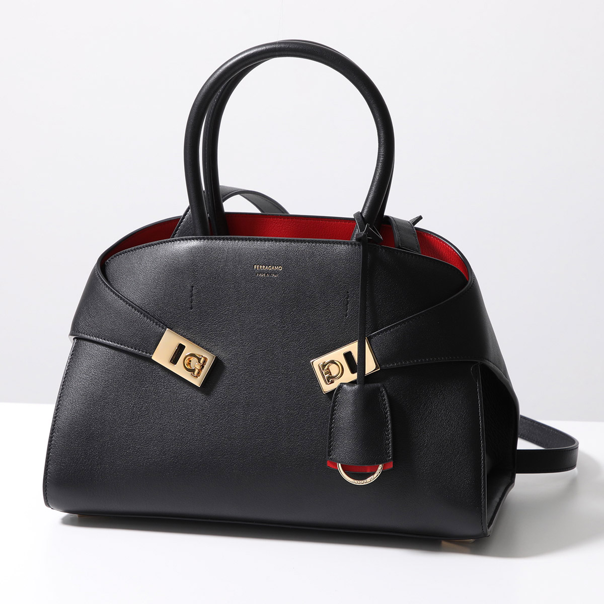 【Ferragamo】ミニ ハグ ロゴ エンボス クロスボディバッグ Hug mini bicolor crossbody bag - Women | Ferragamo