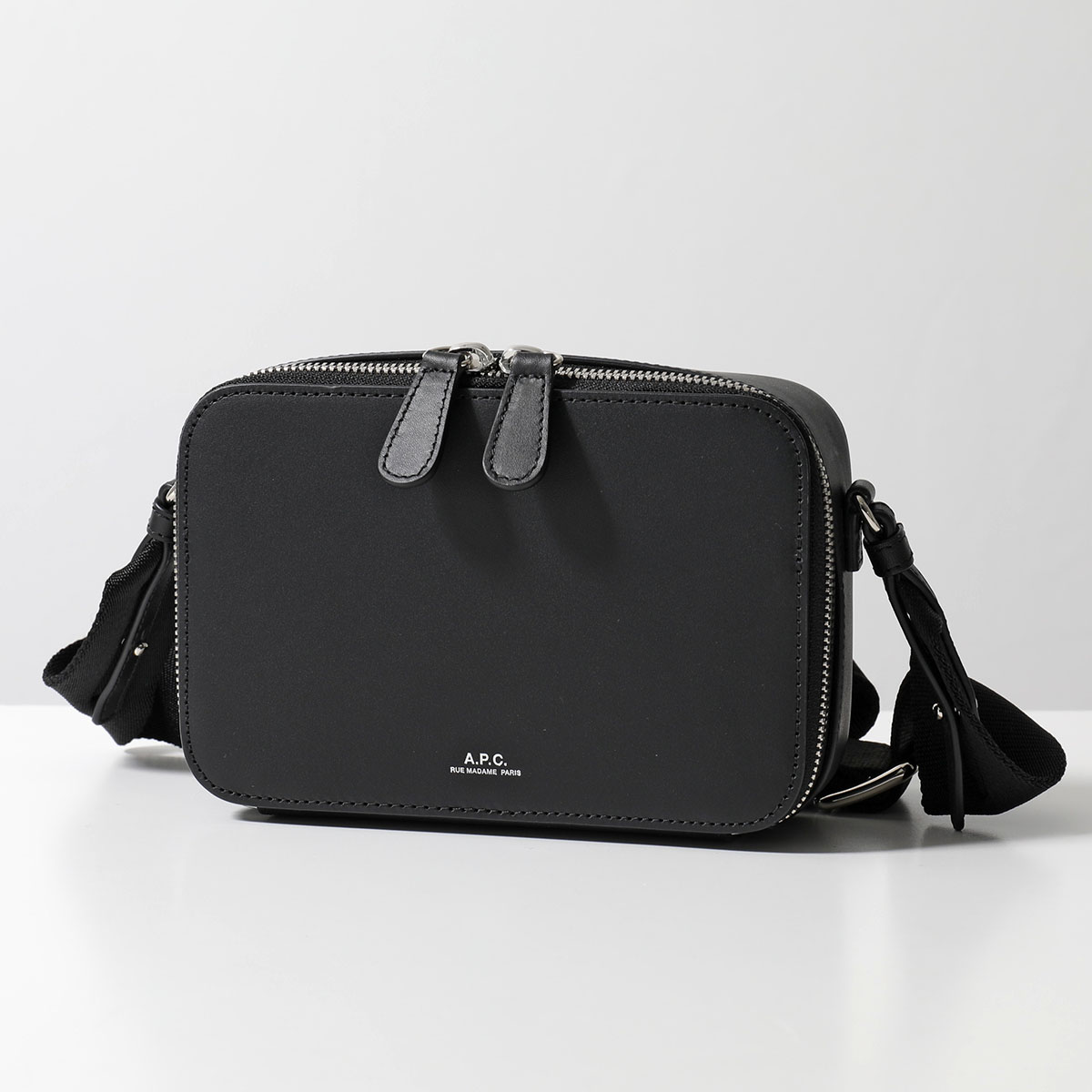 A.P.C. ブラック ショルダーバッグ A.P.C. アーペーセー バッグ ショルダーバッグ レディース サラ