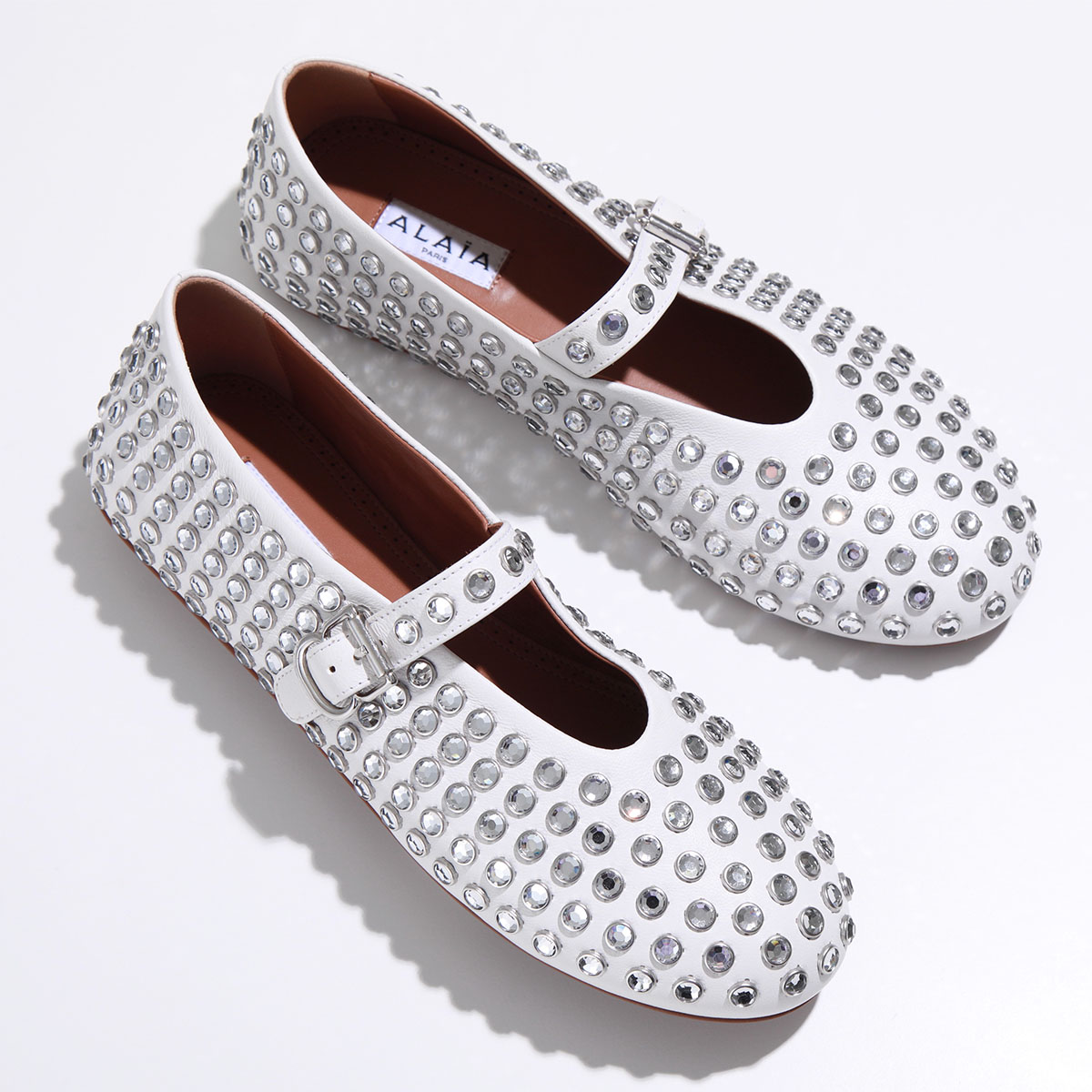 ALAÏA スタッズ付きフラットシューズ ホワイト ALAÏA スタッズ付きフラットシューズ ホワイト - メルカリ