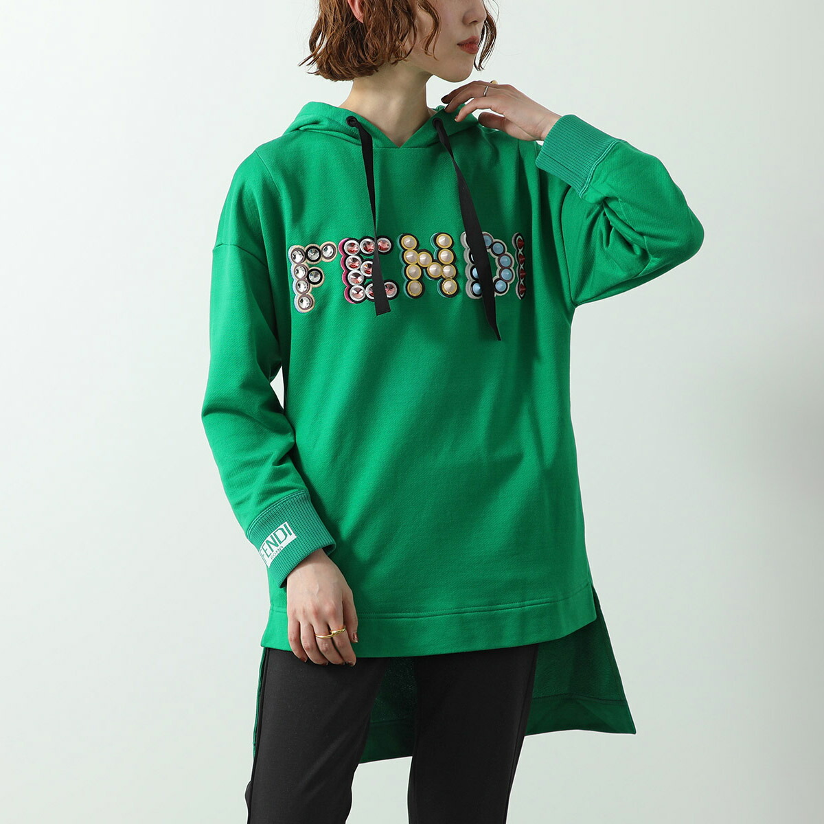 【未使用級】フェンディ　クロップド丈　フーディーパーカー　エンボスロゴ　紺色 FENDI（パーカー）のフリマアイテム一覧