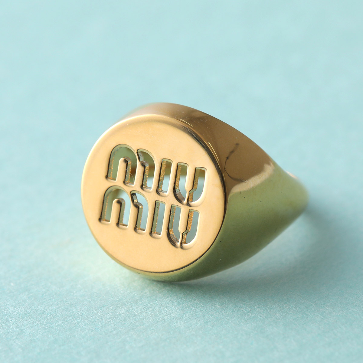 【完売必至】ミュウミュウ■エナメルメタルロゴのリング MIUMIU リング 5JA119 2F6T エナメルメタル ロゴ (506278196