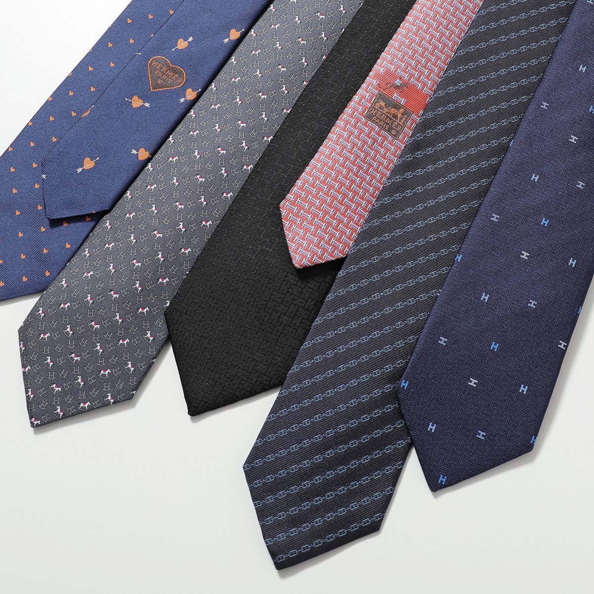 美品✨HERMESエルメス　ネクタイ　ウサギ柄❗️ブルー系フランス製　高級シルク ネクタイ シルク うさぎ柄 ブルー
