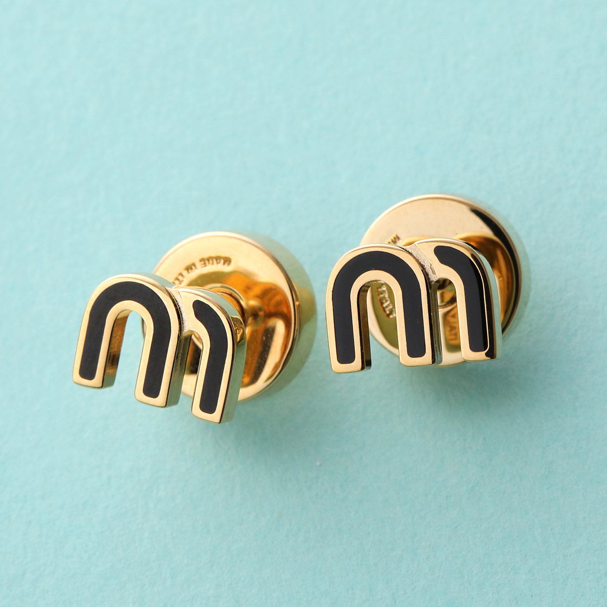 【MiuMiu】ミュウミュウのロゴが刻印されたイヤリング☆SALE中 Miu Miu】ミュウミュウ クリスタル付きロゴピアス (MiuMiu