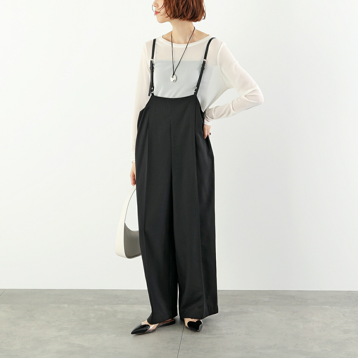 chignon シニヨン　チェーンサスペンダー付きパンツ　ベージュ chignon シニヨン チェーンサスペンダー付きパンツ ベージュ