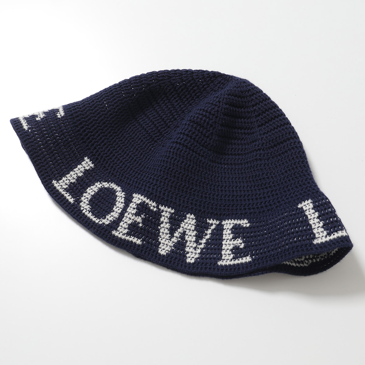 【シンプルで合わせやすさ抜群】LOEWE ロゴ デニム バケツハット ロエベ」の最新デニム小物｜ホワイトのロゴ刺繍が爽やかに映える