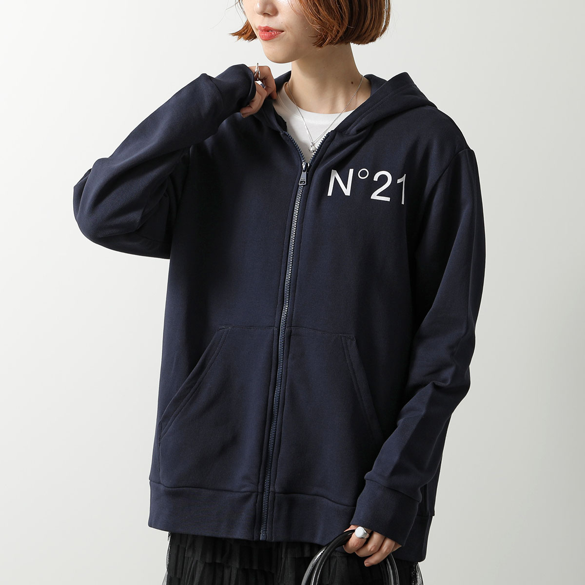 希少　N°21 ヌメロヴェントゥーノ　ビック　ロゴ　パーカー　黒 希少 N°21 ヌメロヴェントゥーノ ビック ロゴ パーカー 黒 楽天