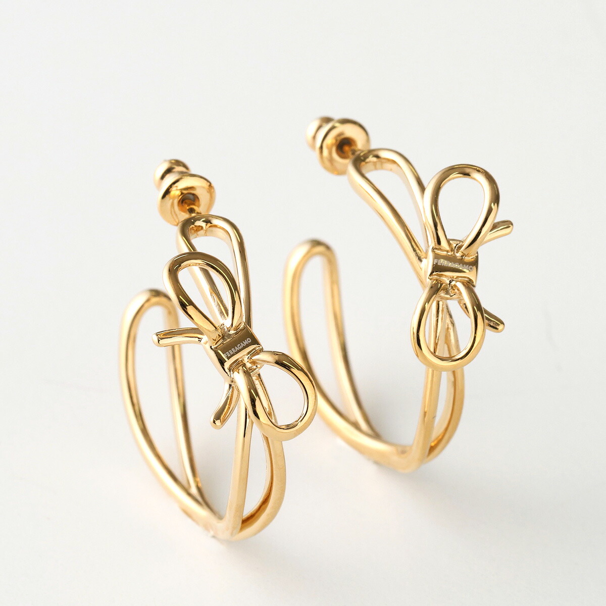 FERRAGAMO フェラガモ ピアス EAR BOW HOOP 76 0950 791134 レディース フープ リボン ロゴ ブラス スタッド アクセサリー 001/ORO 23,616円