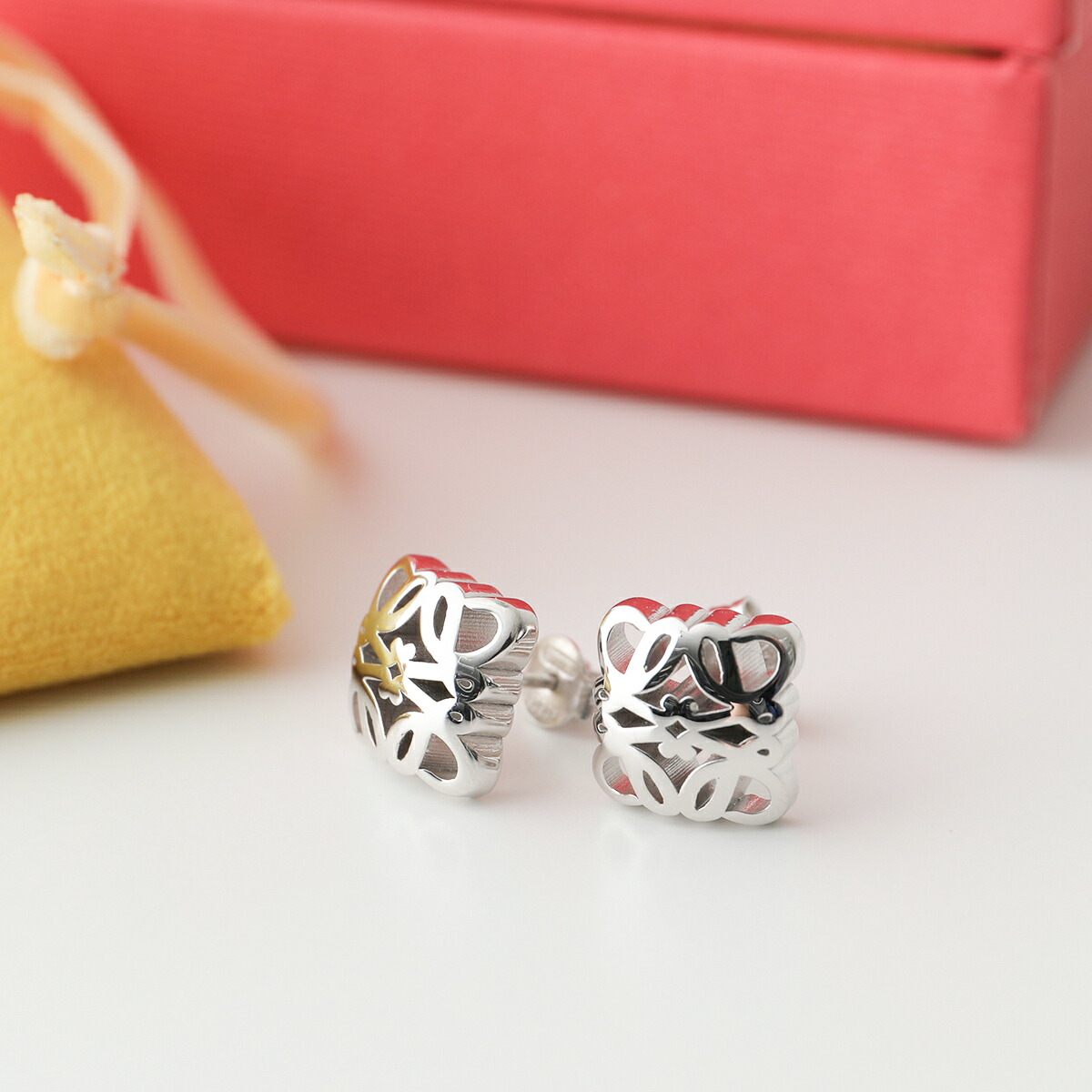 LOEWE シルバー アナグラム ピアス 美品 LOEWE（ロエベ） Anagram Pebble Stud Earrings アナグラム ペブル