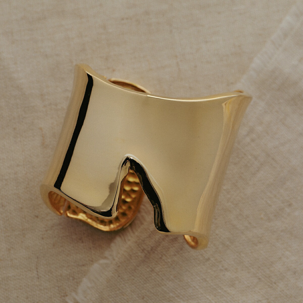 Kenneth Jay Lane ケネス ジェイ レーン バングル polished gold V hinged cuff bracelet 5542BPG レディース ブレスレット アクセサリー ゴールド