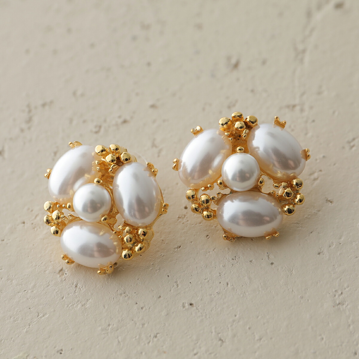 Kenneth Jay Lane ケネス ジェイ レーン ピアス pearl cabochon cluster post earring 2691EP レディース パール カボション アクセサリー ゴールド