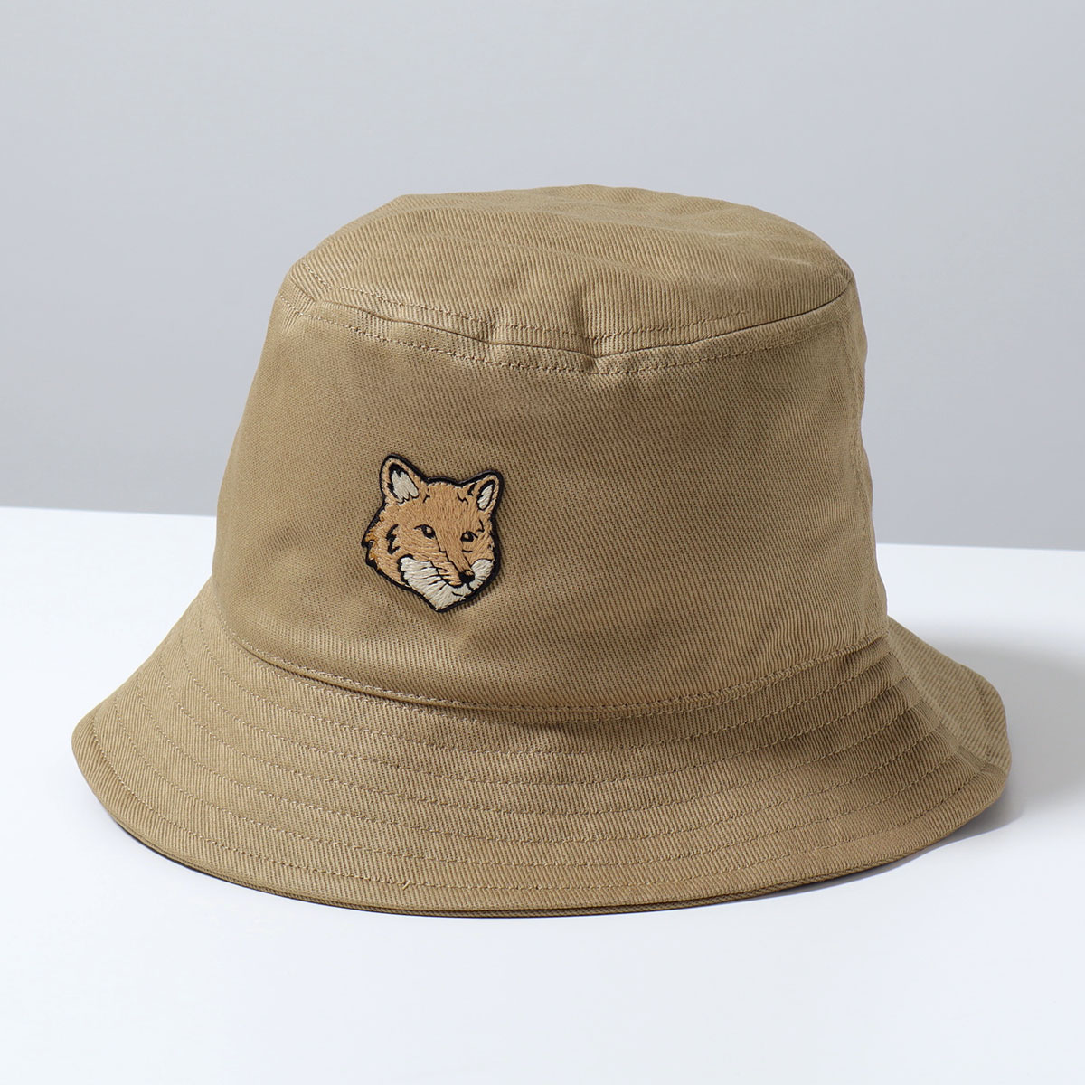 MAISON KITSUNE メゾンキツネ バケットハット BOLD FOX HEAD フォックスヘッド MM06114 WW0108 メンズ レディース コットン ロゴ 刺繍 P245/CHINO-BEIGE｜インポートセレクトmusee