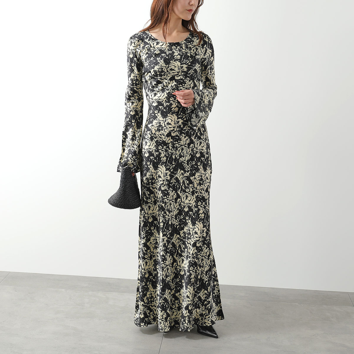 GANNI ガニー ワンピース Printed Satin Maxi Dress F9200 レディース サテン フレア ドレス 花柄 フラワー 長袖 ベルスリーブ ロング マキシ丈 302/Flan【dc_kikaku】｜インポートセレクトmusee 8,873円