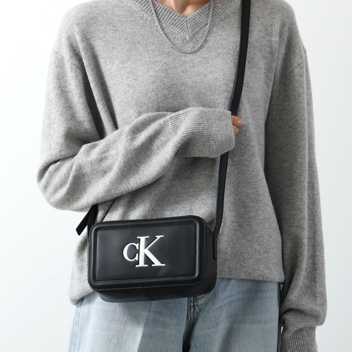 Calvin Klein カルバンクライン ショルダーバッグ BOLD CK CAMERA BAG LV04F3220G レディース カメラバッグ ロゴ 鞄 3L2 BLACK/WHITE|インポートセレクトmusee