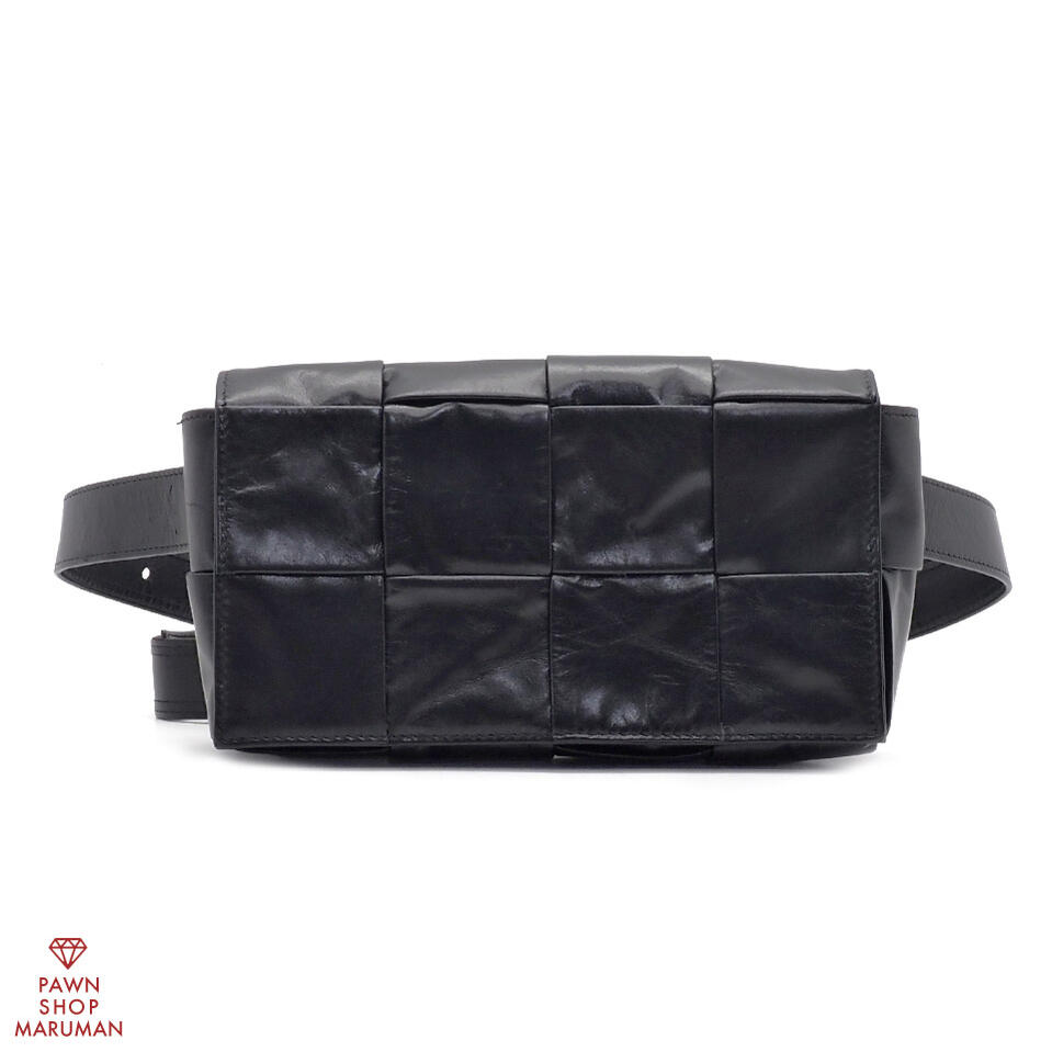 BOTTEGA VENATA ボッテガ ヴェネタ カセット ベルトバッグ 651053 VCQ72 8803 カーフ ブラック【送料無料】【中古】【メンズ レディース】【クロスボディバッグ】【ウエストバッグ】【イントレチャート】【本革】【カーフレザー】｜丸万質舗 70,895円