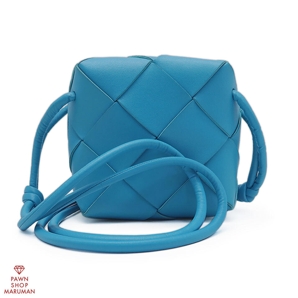 BOTTEGA VENETA ボッテガヴェネタ ミニテープ 写真機御徒面子 701915 なめし革 青み×ゴールド金具【貨物輸送無料】【中古】【レディース】【正六面体型】【可愛らしい】【今めかしい】【パウダーコンパクト】