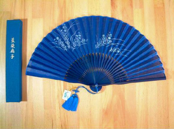 【至宝品】●徳島県伝統工芸品●【本藍染訪問着】●藍染●たたき●縮緬● 徳島伝統工芸 阿波藍染 扇子【蝶】 | JTBのふるさと納税サイト