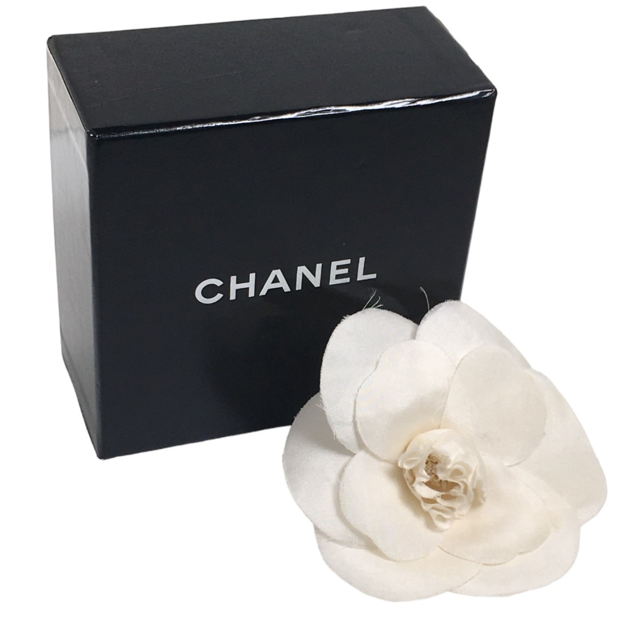 CHANEL シャネル　CCロゴ　カメリア　コサージュ ブローチ 箱付き CAMELIA 未使用 CHANEL シャネル カメリア コサージュ ブローチ