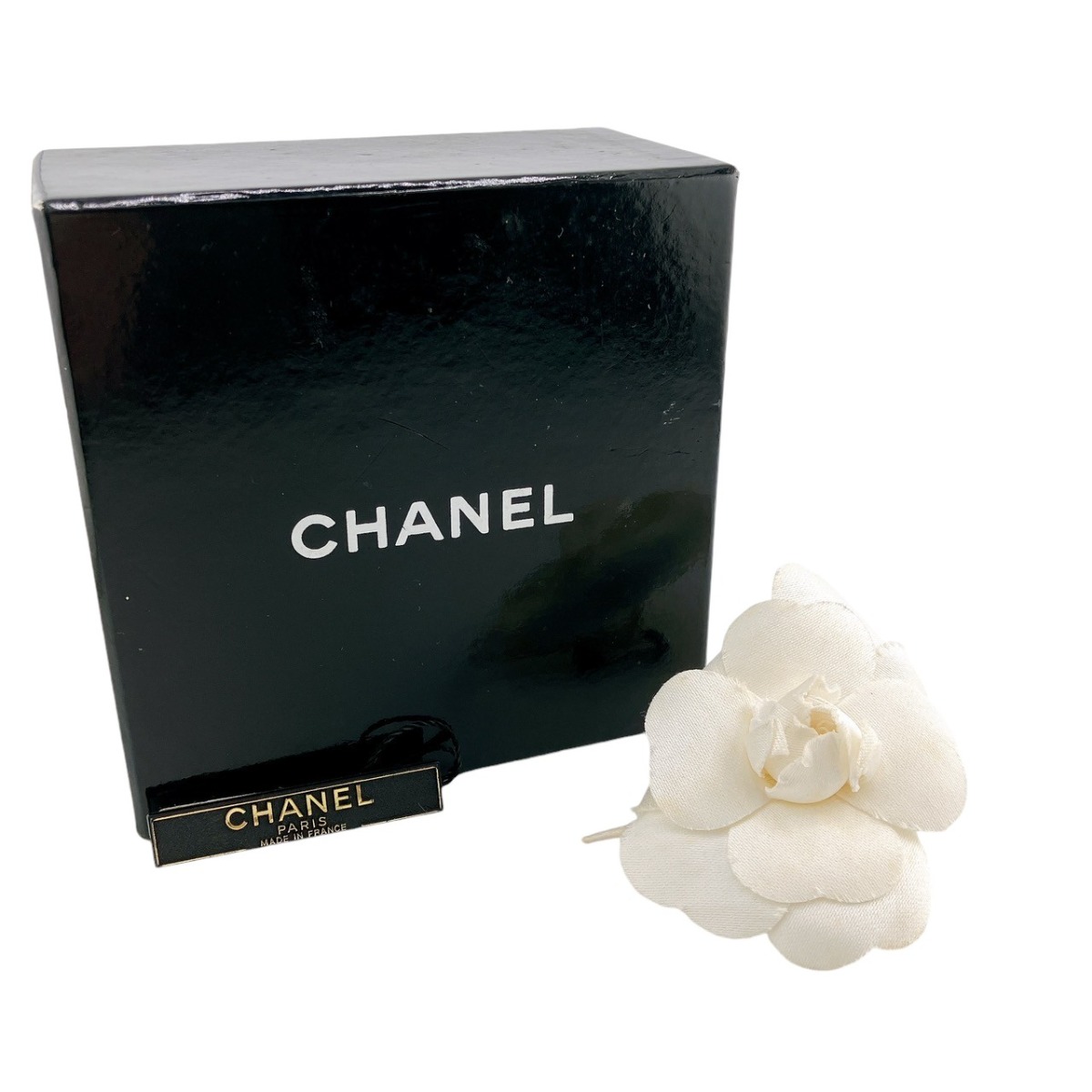 中古　シャネル　コサージュ　ホワイト CHANEL - シャネル☆コサージュ☆箱付き☆ホワイトの通販 by