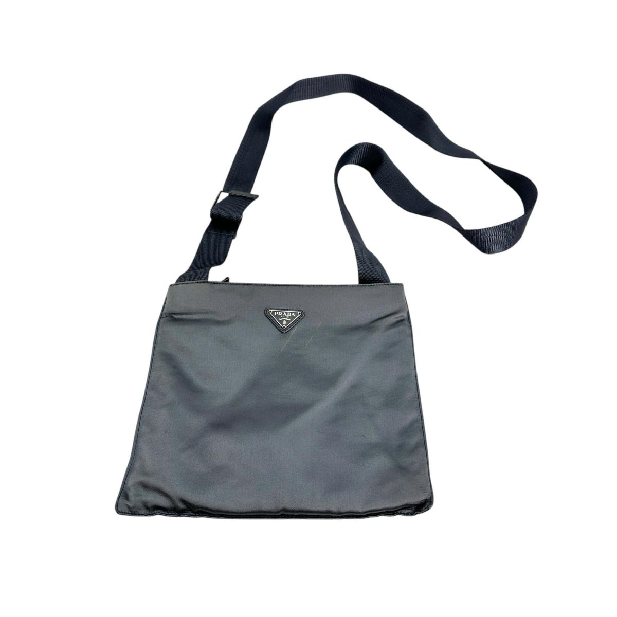 プラダ PRADA ショルダーバッグ ポシェット トライアングルロゴ シルクサテン サテン 明るいグレー 【SS】 【中古】｜まつい質舗（福岡の質屋）