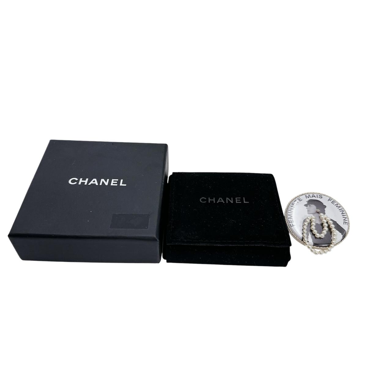 シャネル CHANEL ブローチ ピンバッチ バッグアクセサリー フェミニスト メタル ホワイト 【SS】 【中古】｜まつい質舗（福岡の質屋）
